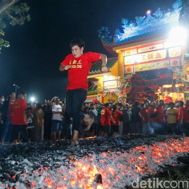 Berani Injak Bara Api! Tradisi Unik Warnai Perayaan Shejit di Cibarusah