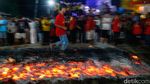 Berani Injak Bara Api! Tradisi Unik Warnai Perayaan Shejit di Cibarusah