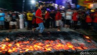 Salah satu prosesi yang paling menyita perhatian adalah tradisi melintasi bara api, sebuah ritual yang menjadi penutup rangkaian perayaan tahunan tersebut.