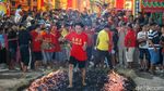 Berani Injak Bara Api! Tradisi Unik Warnai Perayaan Shejit di Cibarusah