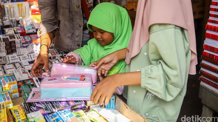 Sejumlah warga membeli peralatan sekolah di kawasan Pasar Asemka, Jakarta, Rabu (8/7/2026). Orang tua dan siswa berburu berbagai kebutuhan usai libur panjang.