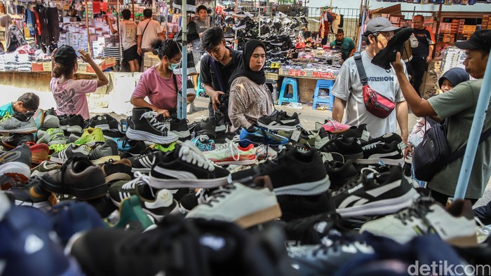 Sejumlah warga membeli peralatan sekolah di kawasan Pasar Asemka, Jakarta, Rabu (8/7/2026). Orang tua dan siswa berburu berbagai kebutuhan usai libur panjang.