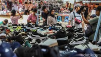 Pasar Asemka menjadi salah satu tujuan favorit karena menawarkan beragam perlengkapan sekolah dengan harga yang relatif terjangkau. Tas, sepatu, buku tulis, hingga alat tulis tersedia di banyak kios.