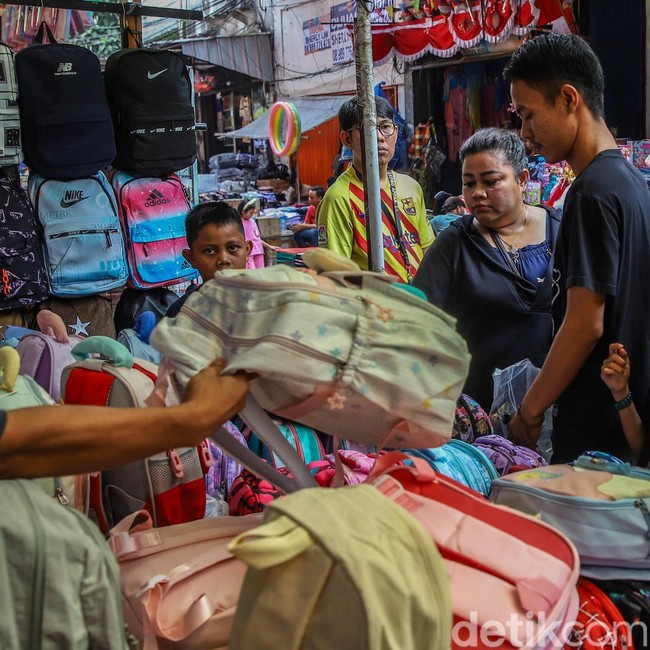 Berburu Perlengkapan Sekolah di Pasar Asemka