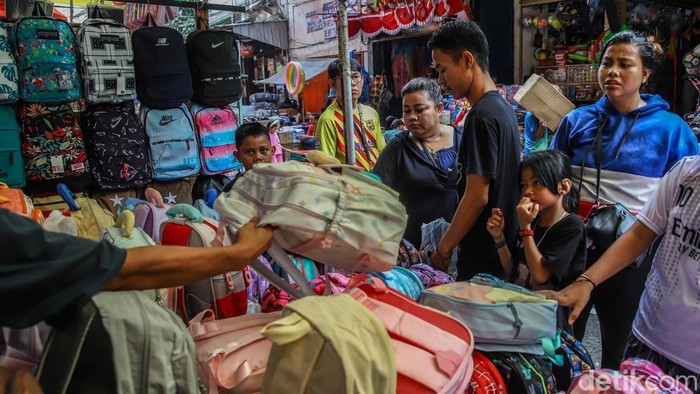 Sejumlah warga membeli peralatan sekolah di kawasan Pasar Asemka, Jakarta, Rabu (8/7/2026). Orang tua dan siswa berburu berbagai kebutuhan usai libur panjang.