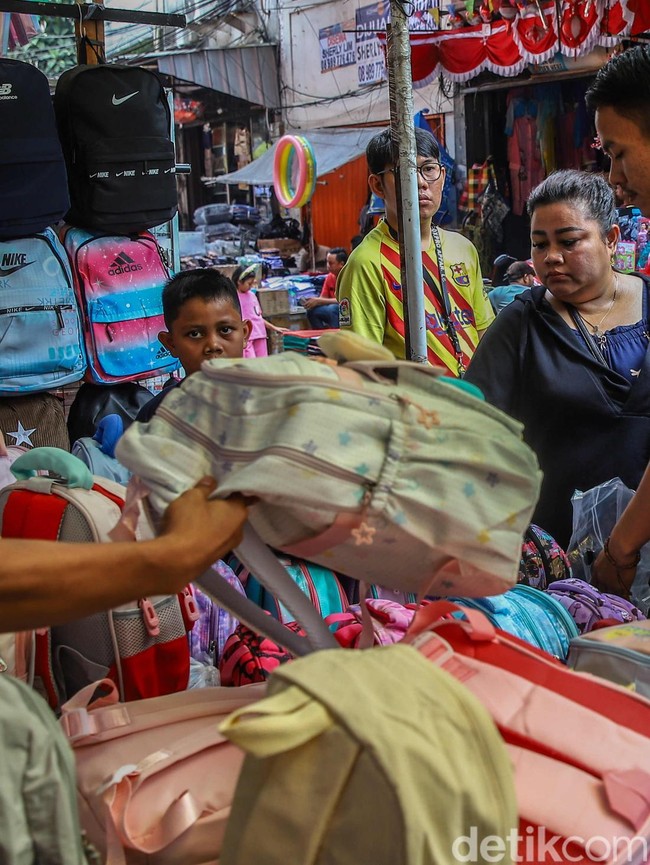 Berburu Perlengkapan Sekolah di Pasar Asemka