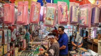 Pedagang mengungkapkan harga sejumlah perlengkapan sekolah naik sekitar Rp5.000 hingga Rp10.000 dibandingkan tahun lalu. Kenaikan dipicu biaya distribusi dan harga bahan baku yang meningkat.