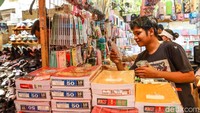 Sepatu sekolah dijual mulai Rp100.000 per pasang, tergantung merek dan ukuran. Sementara tas sekolah dibanderol mulai Rp60.000 dengan beragam model.