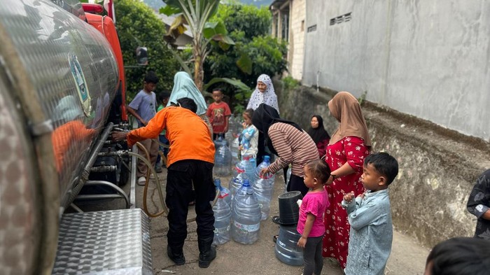 BPBD mendistribusikan air bersih untuk warga terdampak kekeringan di Sukaraja, Bogor (dok. BPBD Bogor)