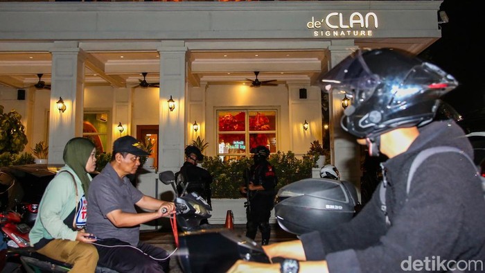 Polda Metro Jaya menggeledah sebuah money changer di kawasan Cipete, Jakarta Selatan, Rabu (8/7/2026), sebagai bagian dari penyidikan dugaan tindak pidana korupsi dan tindak pidana pencucian uang (TPPU). Penggeledahan dilakukan untuk menelusuri aliran dana yang diduga berkaitan dengan sejumlah perkara yang sedang ditangani penyidik.