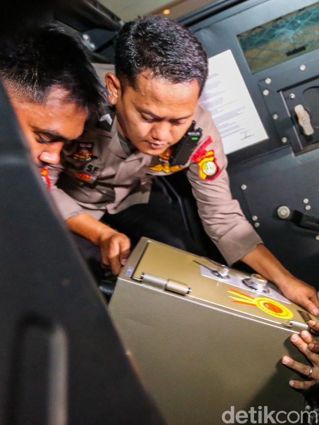 Brankas Tertanam di Dinding Kafe deClan, Polisi Temukan Valas dalam Jumlah Besar