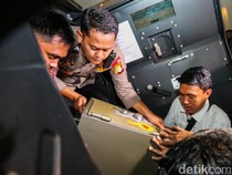 Brankas Tertanam di Dinding Kafe deClan, Polisi Temukan Valas dalam Jumlah Besar