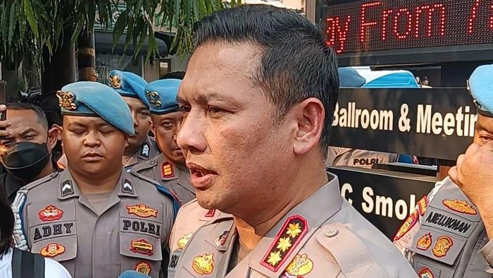 Kabid Humas Polda Metro Jaya, Kombes Budi Hermanto, di sela-sela proses penggeledahan salah satu kafe di Cipete, Jakarta Selatan, Rabu (8/7/2026).