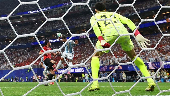 Soccer Football - FIFA World Cup 2026 - Round of 16 - Argentina v Egypt - Atlanta Stadium, Atlanta, Georgia, U.S. - July 7, 2026 Argentinas Enzo Fernandez scores their third goal REUTERS/Amanda Perobelli     TPX IMAGES OF THE DAY