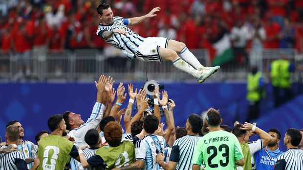 Comeback Gila Argentina Akhiri Perlawanan Mesir Soccer Football - FIFA World Cup 2026 - Round of 16 - Argentina v Egypt - Atlanta Stadium, Atlanta, Georgia, U.S. - July 7, 2026 Argentina's Lionel Messi celebrates with teammates after the match REUTERS/Carlos Barria