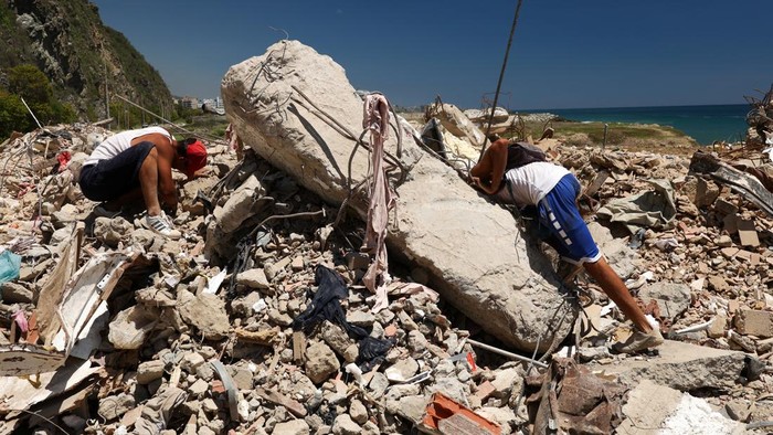 Rescuers in the Tanaguarena area of Caraballeda, in the aftermath of the deadly June 24 earthquakes, La Guaira state, Venezuela July 7, 2026. REUTERS/Leonardo Fernandez Viloria