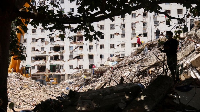 Rescuers in the Tanaguarena area of Caraballeda, in the aftermath of the deadly June 24 earthquakes, La Guaira state, Venezuela July 7, 2026. REUTERS/Leonardo Fernandez Viloria