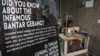 Produk dijual dengan harga Rp80 ribu hingga Rp450 ribu sebagai upaya mengurangi limbah tekstil di sekitar TPST Bantargebang. ANTARA FOTO/Darryl Ramadhan 