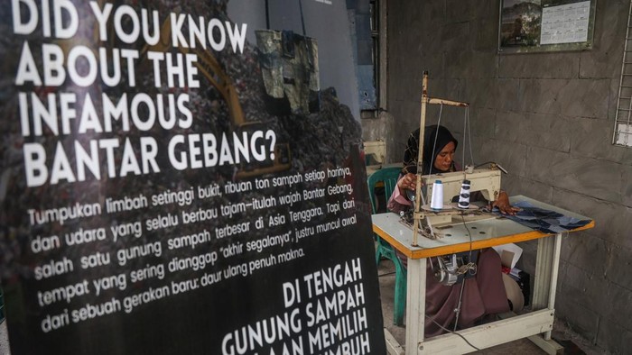 Perajin menunjukkan tas slempang dan pouch dari limbah kain jeans di rumah produksi Waste For Reuse, Bantargebang, Kota Bekasi, Jawa Barat, Rabu (8/7/2026). Rumah produksi yang mengolah limbah tekstil berupa jeans bekas menjadi tas, rompi, topi, dan gantungan kunci tersebut memproduksi sekitar 400 produk per bulan yang dipasarkan secara daring dan diekspor ke Inggris, Kanada, serta Jepang dengan harga berkisar Rp80 ribu hingga Rp450 ribu per produk sebagai upaya mengurangi limbah tekstil di kawasan sekitar TPST Bantargebang. ANTARA FOTO/Darryl Ramadhan/wsj.
