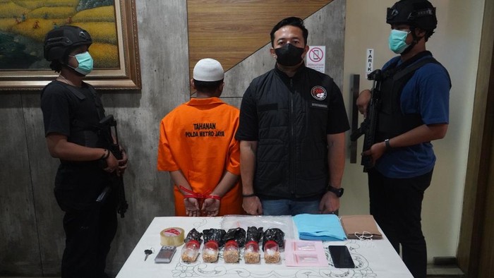 Direktorat Reserse Narkoba Polda Metro Jaya menangkap pengedar narkoba berinisial DS (26) di wilayah Bekasi, Jawa Barat (Jabar) (Devi/detikcom).