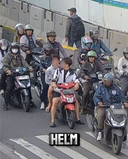 Dishub menggandeng kolaborator untuk 'ngomelin' pelanggar lalin. Pemotor tak berhelm dan berhenti di atas zebra cross ditegur kolaborator dishub (dok Dishub DKI)