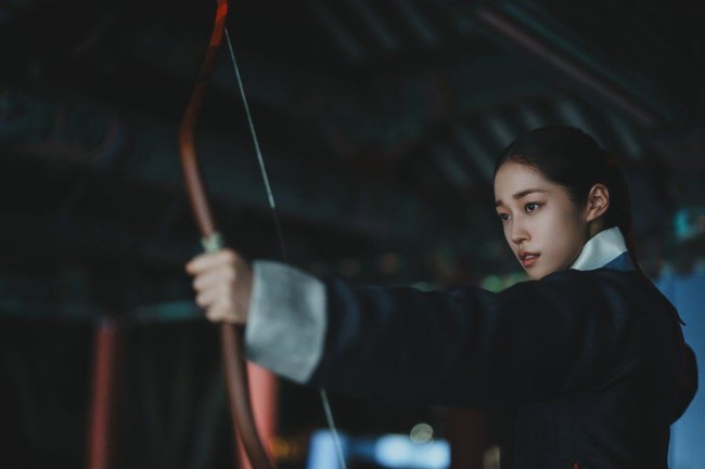 Nama Roh Yoon Seo melambung setelah beradu akting dengan Nam Joo Hyuk di drama Korea Netflix The East Palace. Momen kebersamaan mereka bikin netizen baper. Banyak yang berharap drama tersebut berlanjut dengan season kedua. Foto: dok. Netflix