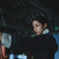 Nama Roh Yoon Seo melambung setelah beradu akting dengan Nam Joo Hyuk di drama Korea Netflix The East Palace. Momen kebersamaan mereka bikin netizen baper. Banyak yang berharap drama tersebut berlanjut dengan season kedua. Foto: dok. Netflix