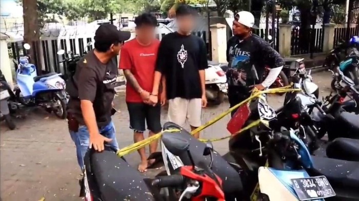 Dua pria ditangkap setelah mencuri motordi Kalideres, Jakarta Barat. Pelaku mencuri untuk membeli narkoba. (dok Ist)