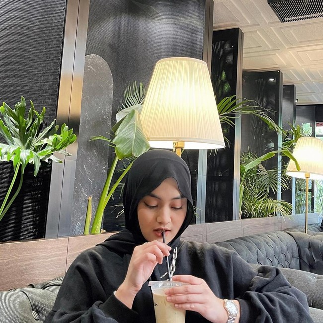 Cantiknya Penyanyi Eltasya Natasha saat Hangout di Kafe Kekinian
