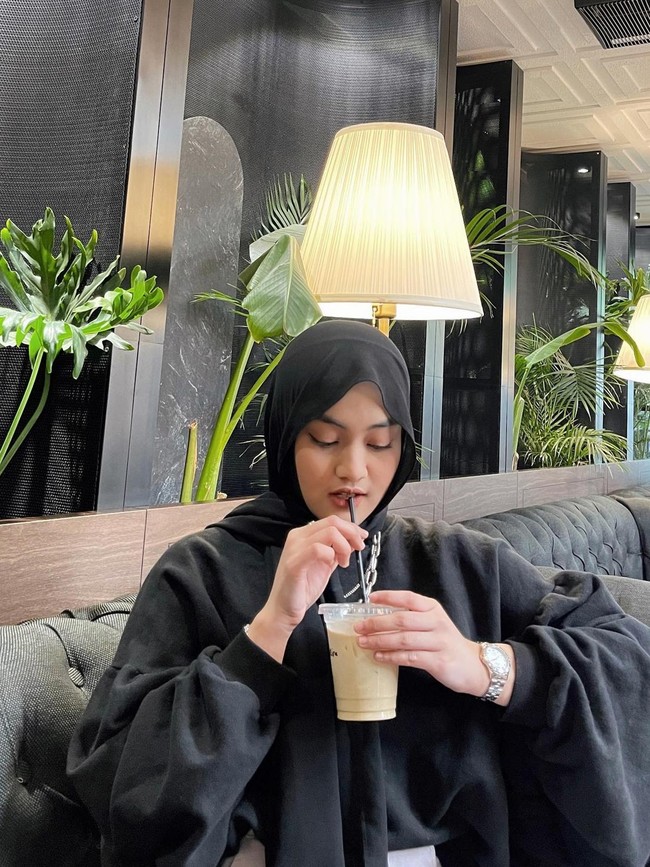 Cantiknya Penyanyi Eltasya Natasha saat Hangout di Kafe Kekinian
