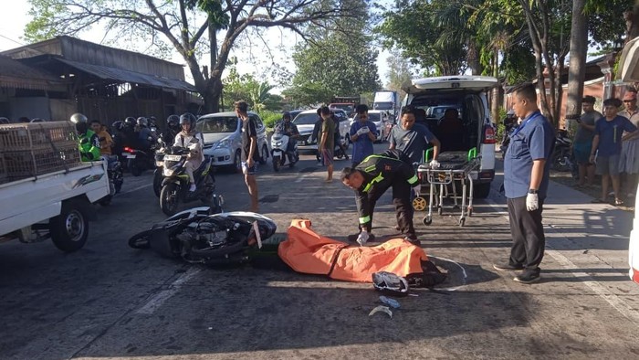 Evakuasi pengendara di Kalijambe, Sragen, Selasa (8/7/2026).