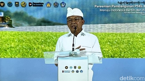 Gubernur Bali Wayan Koster meresmikan proyek pembangunan PSEL di Benoa, Denpasar, Rabu (8/7/2026).
