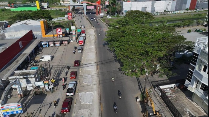 Gubernur Sulsel Andi Sudirman membuka 50% jalur Jalan Hertasning-Aroepala untuk mengurangi kemacetan.