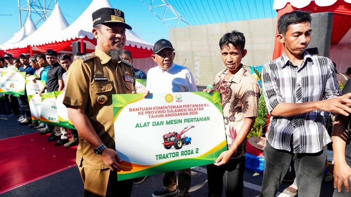 Gubernur Sulsel Andi Sudirman melepas distribusi bantuan Kementan ke 24 kabupaten dan kota di Sulsel.
