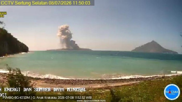 Gunung Anak Krakatau erupsi pagi ini.