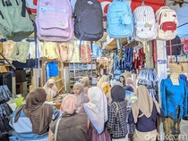 Geliat Pasar Manis Ciamis Jelang Tahun Ajaran Baru Sekolah