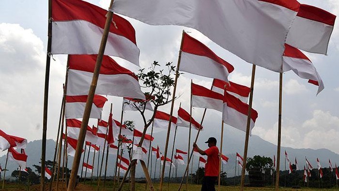 Ilustrasi pengibaran 1.000 bendera di Perbatasan RI-Malaysia, di Paloh, Temajuk, Sambas. (ANTARA/Zabur Karuru)