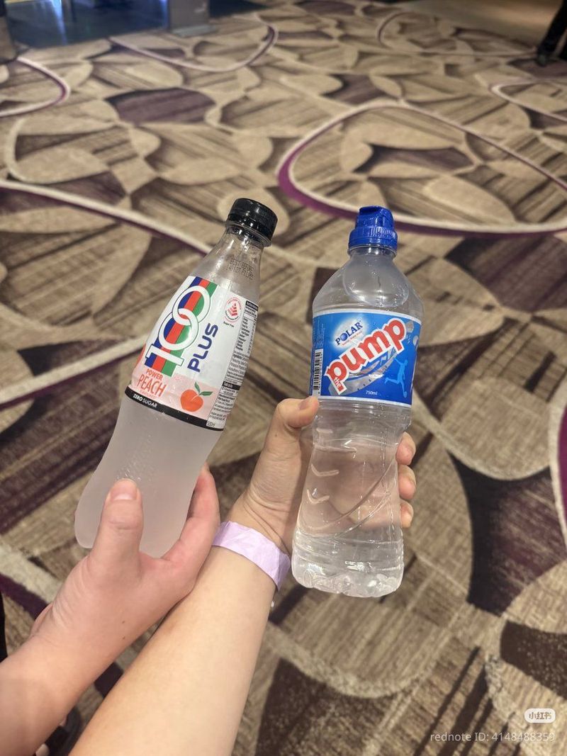 Irene 'Red Velvet' Traktir Minuman Fans di Bandara, Aksinya Bikin Meleleh!