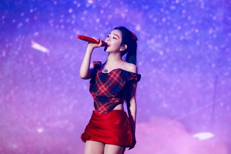 Irene 'Red Velvet' Traktir Minuman Fans di Bandara, Aksinya Bikin Meleleh!
