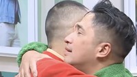 Raffi juga mengutarakan kejujurannya kepada Irfan Hakim. Kalau aku jujur, aku senang banget bisa jadi partner nge-host, tapi kalau boleh jujur, kamu juga jaga kesehatan. Kamu itu yang paling terbaik, host yang paling terbaik, host yang paling terhebat, ayah yang hebat, senior yang baik, aku pengin kamu sehat terus. Kamu udah banyak waktu kehilangan sama anak-anak. Ya nggak apa-apa memang itu sama kita. Tapi yang paling penting, usia kita kan bedanya jauh. Kamu tuh udah 50, kamu jaga kesehatan. Foto: Instagram @fyp_trans7
