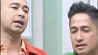 Raffi menanggapi ucapan Irfan. Nggak apa-apa. Kayak kemarin tuh suka, Kamu nggak apa-apa kan? Baik-baik saja kan?. Mungkin dia, ya namanya juga kan kalau peduli. Kalau hal-hal misalnya ada dunia politiknya, ada dunia artisnya, kalau kita jadi artis aja kan suka diserang, digosipin, apalagi kalau double combo. Kayak aku lagi suka kena fitnah, kena hujat, Irfan Hakim tuh suka peduli, Kamu nggak apa-apa kan? Aku juga kepikiran. Iya, aku nggak apa-apa, makasih ya. Foto: Instagram @fyp_trans7