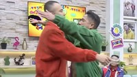 Gue sih udah biasa, mungkin alhamdulillah mental aku termasuk yang kuatlah. Aku yakin kalau sesuatu hal yang negatif pasti akan dibalas dengan yang negatif, tapi sesuatu hal yang positif pasti ujungnya akan positif juga. Jadi kamu tenang aja, ungkap Raffi kepada Irfan Hakim. Foto: Instagram @fyp_trans7