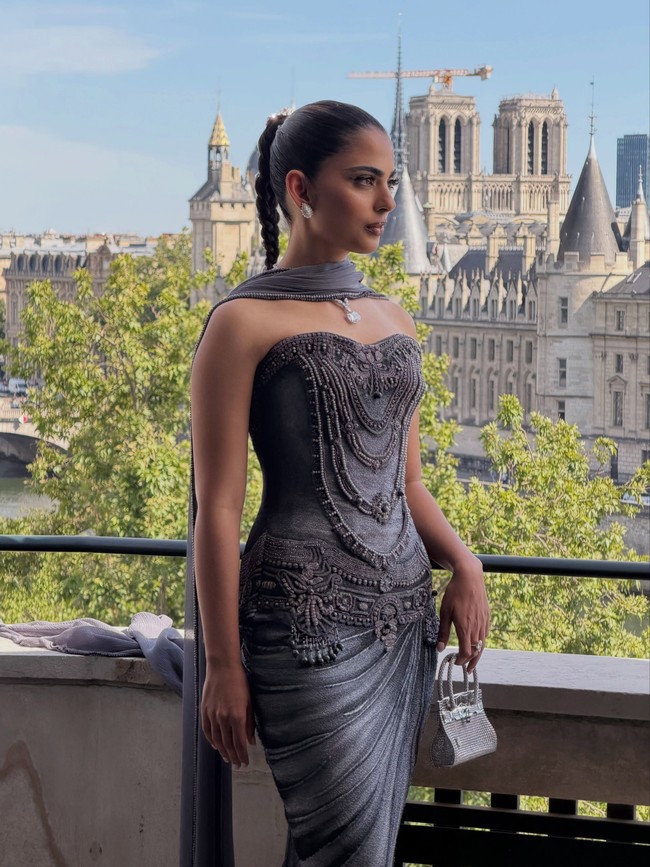 Isha Ambani eksis di Paris Haute Couture Fashion Week untuk menyaksikan runway show desainer asal India Rahul Mishra pada Senin (6/7/2026). Foto: Instagram/@andrewmukamal
