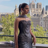 Isha Ambani eksis di Paris Haute Couture Fashion Week untuk menyaksikan runway show desainer asal India Rahul Mishra pada Senin (6/7/2026). Foto: Instagram/@andrewmukamal