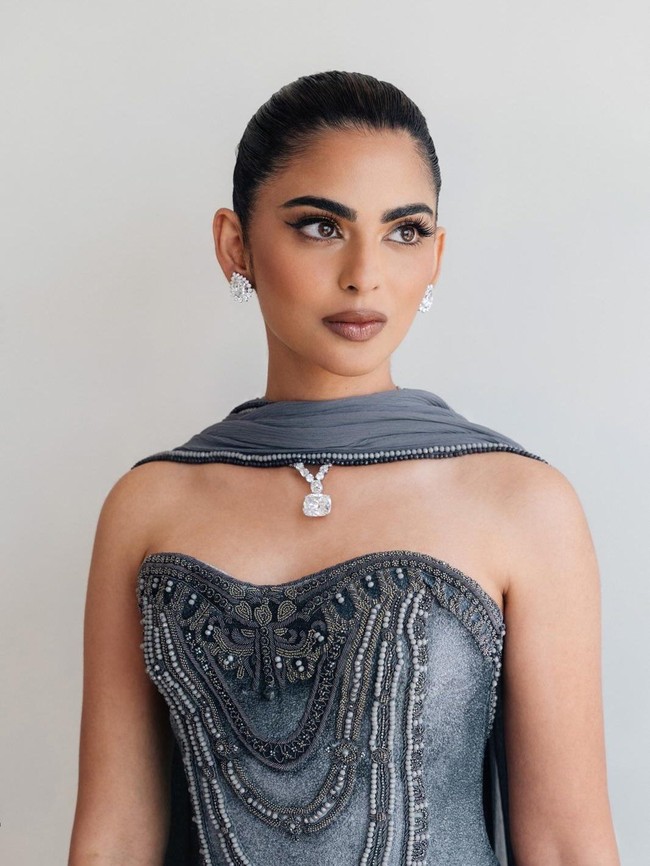 Gaya ultra-glamor datang dari satu set perhiasan berlian koleksi Lorraine Scwartz, berupa sepasang anting dan kalung dengan berat total 100 karat. Foto: Instagram/@andrewmukamal