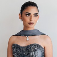 Gaya ultra-glamor datang dari satu set perhiasan berlian koleksi Lorraine Scwartz, berupa sepasang anting dan kalung dengan berat total 100 karat. Foto: Instagram/@andrewmukamal
