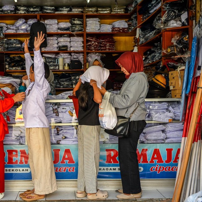 Jelang Tahun Ajaran Baru, Toko Seragam Diserbu Pembeli