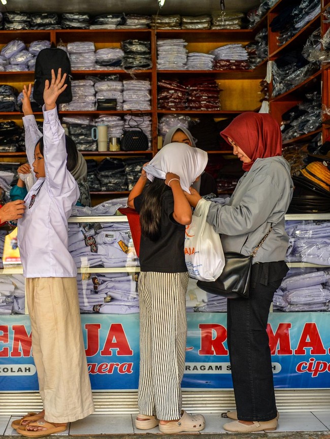 Jelang Tahun Ajaran Baru, Toko Seragam Diserbu Pembeli