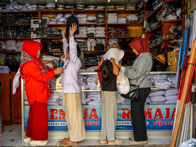 Jelang Tahun Ajaran Baru, Toko Seragam Diserbu Pembeli