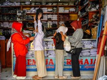 Jelang Tahun Ajaran Baru, Toko Seragam Diserbu Pembeli